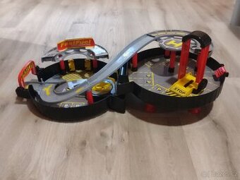 Garáž v kufříku ve tvaru pneumatiky