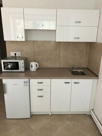 Kuchyňská linka 1,8 m bílá, vysoký lesk