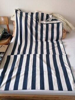 Pruhované modro-bílé závěsy