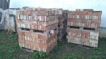 Staré očištěné pálené cihly