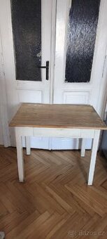 Starý dřevěný stůl