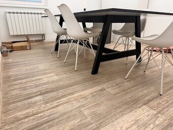 Stůl ze zasedací místnosti jako nový