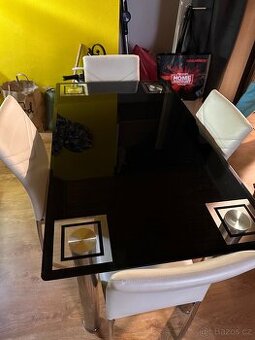 Skleněný jídelní stůl se židlemi