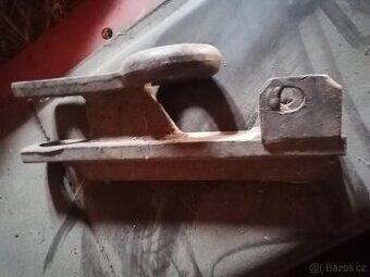 Spodní závěs Zetor