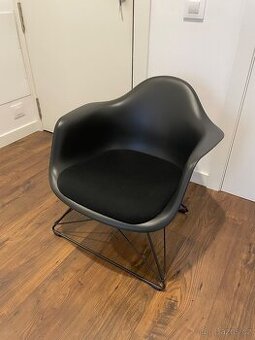 Vitra Plastic Armchair LAR (s čalouněním sedáku)
