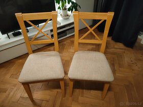 Dvě dřevěné polstrované židle světlé dřevo