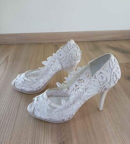 Svatební krajkové boty na podpatku