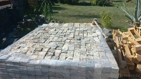 Mramorová řezaná kostka 6x6x4