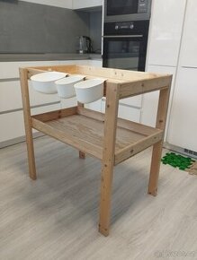 Prodam prebalovaci pult dreveny vcetne zavesnych nadobek