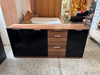 Hezká velká komodá s dveřmi a šuplíky ořech/č.sklo