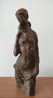 Bronzová soška ženy.