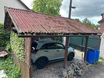 Dřevěný přístřešek na auto