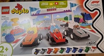 Lego Duplo 10445 Zavodni auta a ridici tymu F1