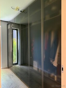 Šatní skřín s prosklenými dveřmi