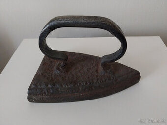 Starožitná litinová žehlička