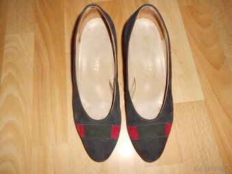 Trochu barevné lodičky.