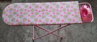 Žehlicí prkno se žehličkou