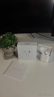 Apple Airpods 2 (s bezdrátovým nabíjením )