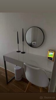 Toaletní stůl včetně židle a zrcadla