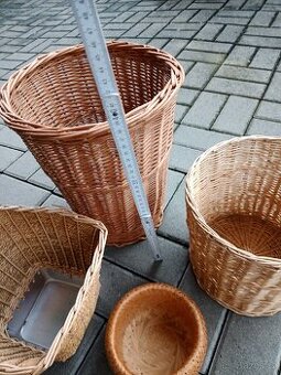 Pletené proutěné koše jako obal na květináče