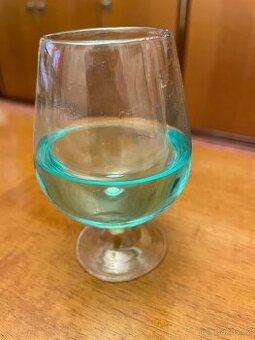 Sklenička se zelenou tekutinou