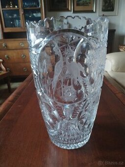 Velká broušená skleněná váza
