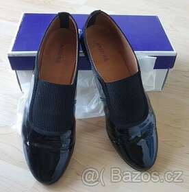 Černé lakýrkové baleríny značky André