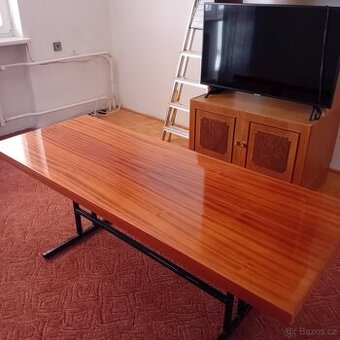 Lesklý hnědý stůl