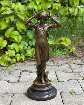 Bronzová soška nymfa dívka s květinami krása plodnost dárek