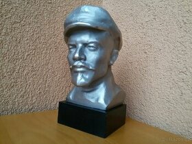 Busta V. I. LENINA z kovu, na podstavce.