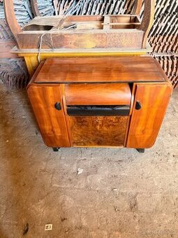 Gramofonová skříňka Jindřicha Halabala