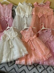 Dětské slavnostní šaty různé velikosti a barvy - 1