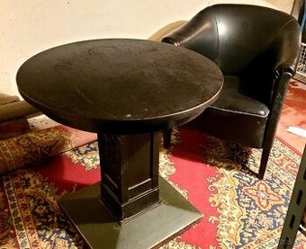 Art deco kulatý stůl.a koženkové křeslo