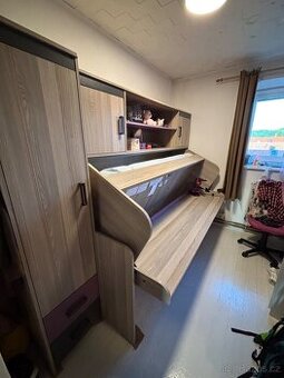 Sklápěcí postel se stolem a skříněmi