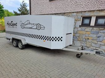 Vlek na závodní auto