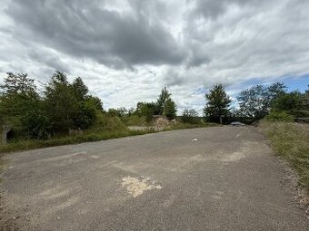 VYASFALTOVANÝ POZEMEK 3.531m2 PRO AUTOKEMP dálnice D5 EXIT93