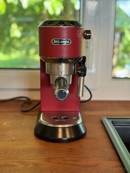 Pákový kávovar DeLonghi EC 685.R Dedica