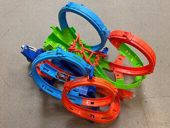 Autodráha Hot Wheels se 4 smyčkami a angličákem