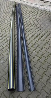 Žlaby plastové 2 ks, ochranné potrubí 1 kus