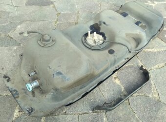Ssangyong Rexton II. Nádrž Bez koroze, kompletní+kryt+držák
