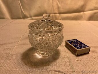 Křišťálová cukřenka s víčkem