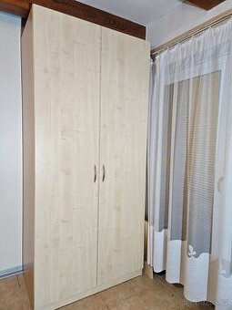 Velká šatní skříň 230 cm levně