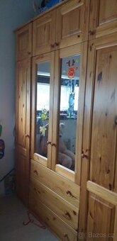 Čtyřdvéřová skříň borovice + nástavec
