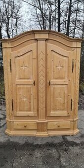 Masivní policová skříň s šuplíky