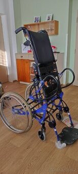 Invalidní mechanický stavěcí vozik