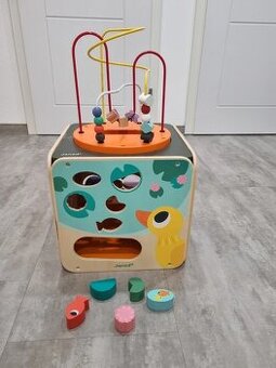 Aktivní kostka s motorickým labyrintem