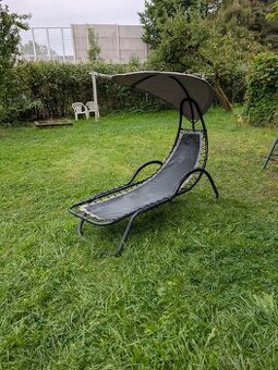 Venkovní lehátko se slunečníkem