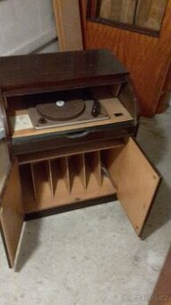 Gramofon se skříní
