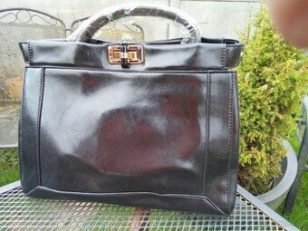 ČERNÁ KOŽENÁ KABELKA  SE ZAMECKEM