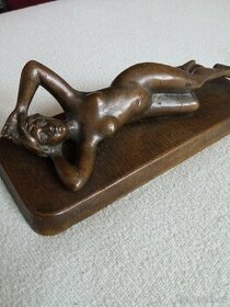Bronzový akt ležící ženy